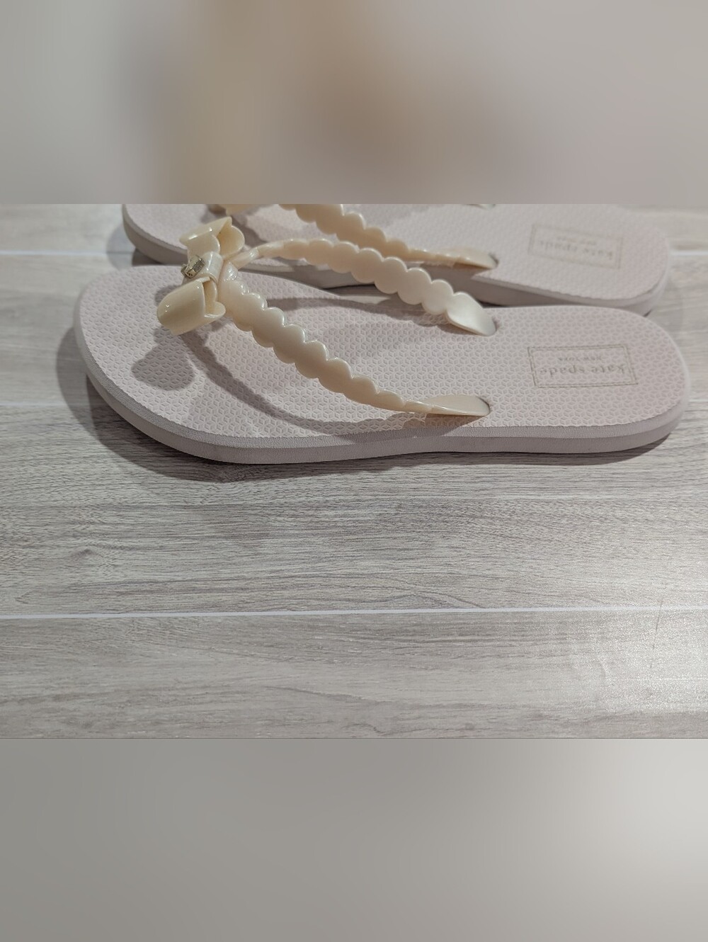 Kate Spade Cream Ivory Nova Scallop Bow Flip Flops Sz 8 *NWOT - Picture 7 of 11